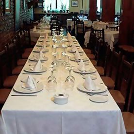 Restaurante Lis 2 mesa grande con vajilla