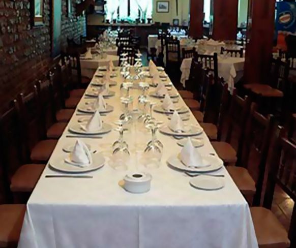 Restaurante Lis 2 mesa grande con vajilla